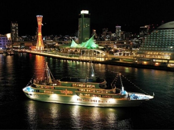 神戸クルーズ船と神戸の夜景の写真